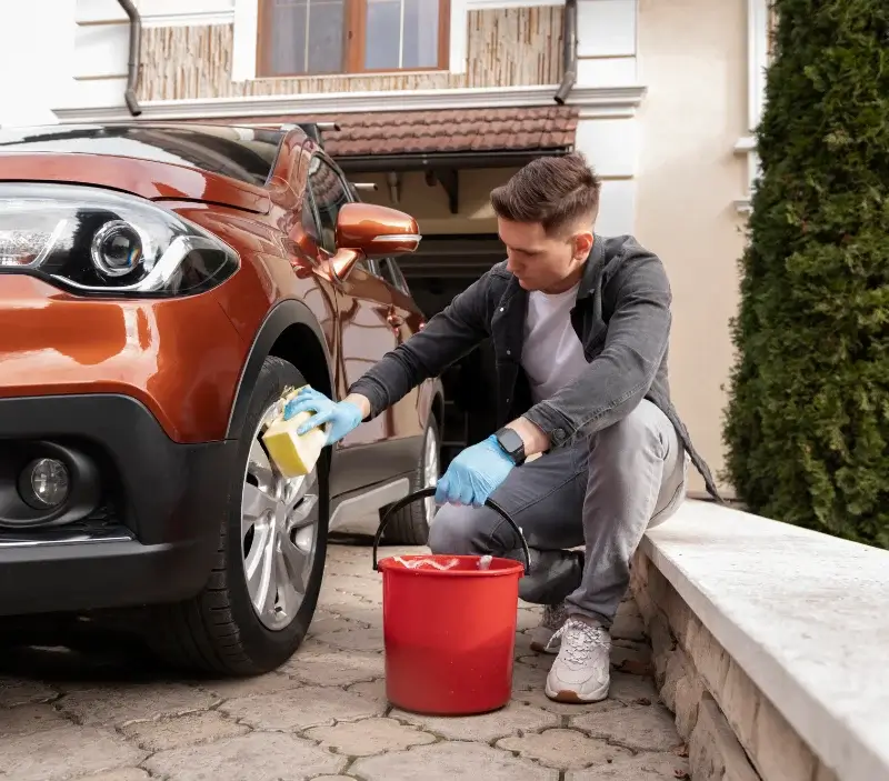 Lavage auto à domicile Puydaniel : professionnel intervenant sur un véhicule
